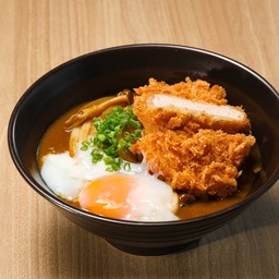 อุด้งแกงกะหรี่ทงคัทสึสันนอกไข่ออนเซ็น