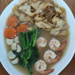 195 ราดหน้าฮ่องกง (เส้นใหญ่/เส้นหมี่)กุ้ง/หมึก/เนื้อวัว