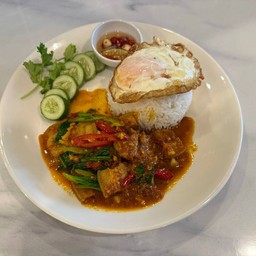 ข้าวหมูสามชั้นเครื่องแกง ไข่ดาว