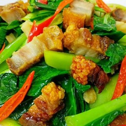 คะน้าหมูกรอบ