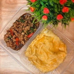 ข้าวไข่เจียว ไส้กรอกแดงทอด ผลไม้ปอก by กุ๊กกิ๊ก ข้าวไข่เจียว ไส้กรอกแดงทอด ผลไม้ปอก