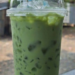 น้องแพรวน้ำผลไม้สดปั่น กรีนวัลเล่ย์แม่ริม