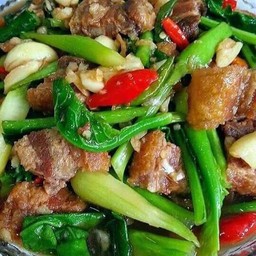 ผัดคะน้าหมูกรอบราดข้าว