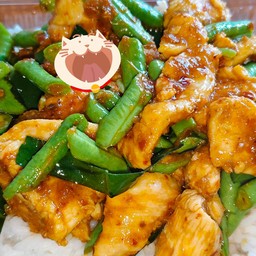 ข้าวผัดพริกแกงไก่ชิ้นใส่ถั่วฝักยาว