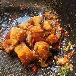 กระเพราะหมูกรอบ (กับข้าว)