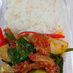 แกงหมูใส่มะเขือราดข้าว (แดงแดง)