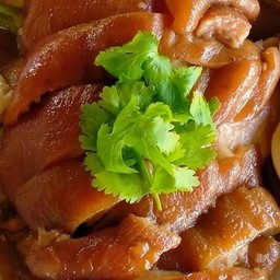 ขาหมูเป็นกับข้าว
