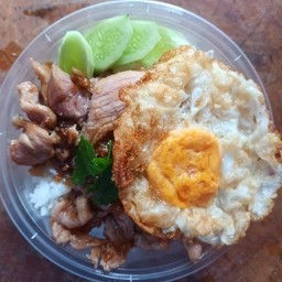 ข้าวหมูทอดกระเทียม