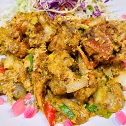 ปูนิ่มผัดผงกะหรี่ (พนักงานต้องนั่งเฝ้าจนกว่าจลอกคราบเพราะปูจะลอกคราบช่วงกลางคืน)