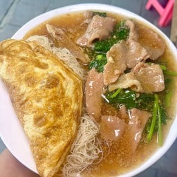 ราดหน้าเส้นหมี่ห่อไข่