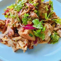 ลาบไก่ย่าง (เอาไก่ย่างครึ่งตัวมาทำค่ะ)