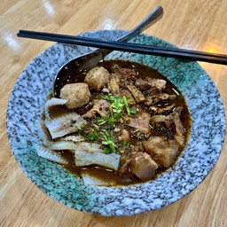 เนื้อเสือร้องไห้ (พิเศษ) + เนื้อตุ๋น + เอ็น + สะไบนาง + ลูกชิ้นเนื้อ