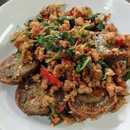 ข้าวกระเพราไข่เยี่ยวม้าหมูสับ