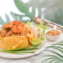 ผัดไทยกุ้งสดห่อไข่