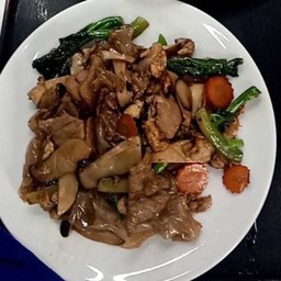 200 ผัดขี้เมา  (เส้นใหญ่/เส้นหมี่) หมู/ไก่