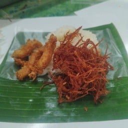 มาหนุน ข้าวเหนียวหมูทอด(ติดรัานแม่ใหญ่) 12/60ถ.เจษฎาบดินทร์ต.ท่าเสาอ.เมือง อุตรดิตถ์