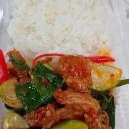 ผัดพริกแกงหมูชิ้นราดข้าว