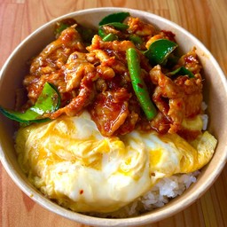 ผัดพริกแกงสามชั้นราดข้าว