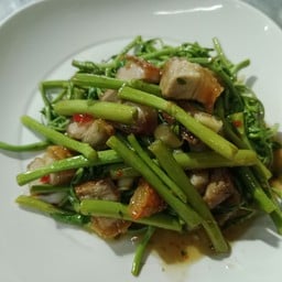 ผัดผักกะเฉดหมูกรอบ