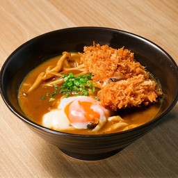 อุด้งแกงกะหรี่ทงคัทสึสันในไข่ออนเซ็น