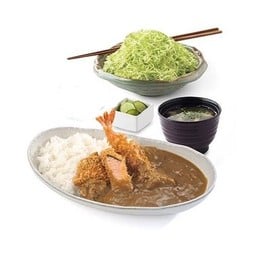 ชุดข้าวแกงกะหรี่แซลมอนคัทสึและกุ้งทอด