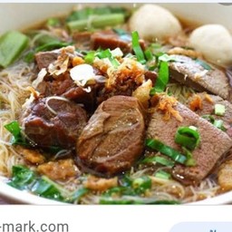 [อร่อยซ่ากับโค้ก] ก๋วยเตี๋ยวธรรมดาพร้อมกากเจียว1ชุด+โค้ก1ขวด
