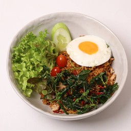 ข้าวกะเพราคลุกแซลมอนธรรมชาติ