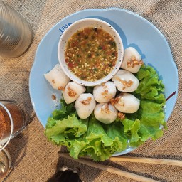 ลูกชิ้นปลาพร้อมน้ำจิ้มซีฟู๊ด