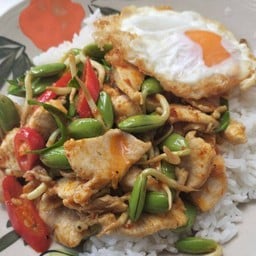ไก่พริกแกงหน่อเหรียง+ไข่ดาว