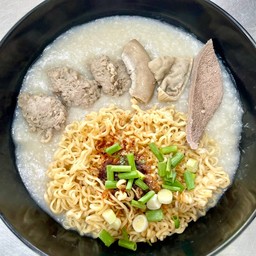 โจ๊กมาม่ารสต้มยำธรรมดาใส่หมู+เครืี่องใน