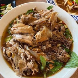 ก๋วยเตี๋ยวโครงไก่ตุ๋น
