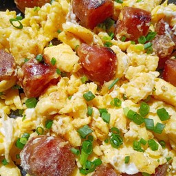 ข้าวราดกุนเชียงผัดไข่