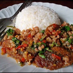 ผัดกระเพราหมูสับไข่เยี่ยวม้าราดข้าวแถม(Freeนำ้ซุป)