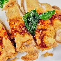 ข้าวหน้าไก่กรอบราดซอสกะเพรา