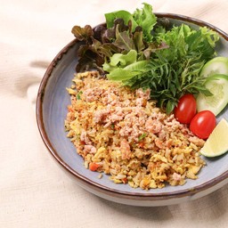 ข้าวผัดกระเทียมแซลมอนธรรมชาติ