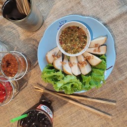 ฮือก้วยหั่นพร้อมน้ำจิ้มซีฟู๊ด