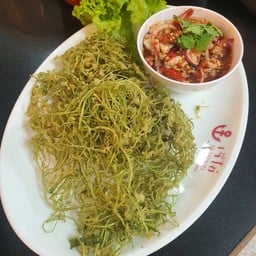 ยำผักบุ้งกรอบ