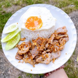 ข้าวหมูทอดกระเทียม
