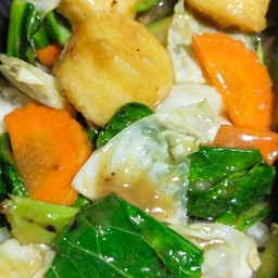 ผัดผักรวมเต้าหู้อ่อนราดข้าว