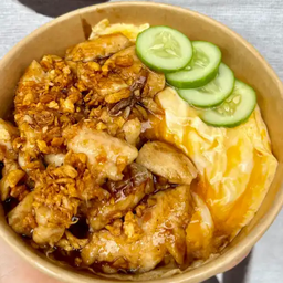 ข้าวไข่ข้นหมูทอดกระเทียม