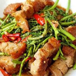 กระเฉดหมูกรอบ