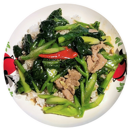 คะน้าหมูหมักราดข้าว (Stir-Fried Kale with marinated pork on Rice)