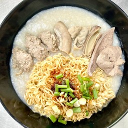 โจ๊กมาม่ารสต้มยำพิเศษหมู+เครื่องใน