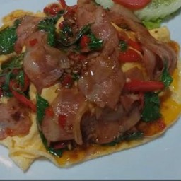 ข้าวราดกระเพราเบคอน+ไข่ข้น (ไข่ 2ฟอง)