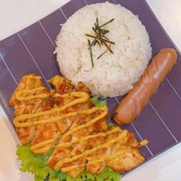 ข้าวหอมหน้าสเต็กไก่สไปซี่