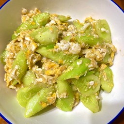 แตงกวาผัดไข่เป็นกับ