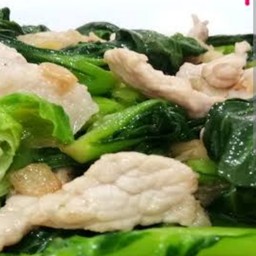 ผัดแขนงหมูหมักราดข้าว