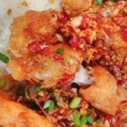 ข้าวหน้าไก่กรอบคั่วพริกเกลือ