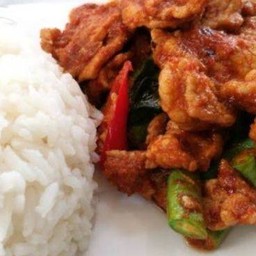 ข้าวหมูหมักผัดพริกแกง