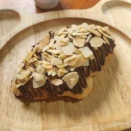 ครัวซองต์นูเทลล่าอัลมอนด์สไลด์